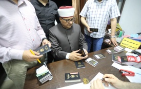  سماحة الشيخ حاتم البكري وزير الأوقاف والشؤون الدينية خلال تفقد إجراءات جمع جوازات سفر حجاج المحافظات الجنوبية غزة 