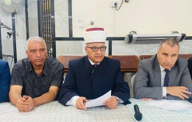 ماحة الشيخ حاتم البكري وزير الأوقاف والشؤون الدينية خلال لقائه مع الأئمة والخطباء في مسجد أبو بكر الصديق في محافظة قلقيلية .