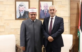  سماحة الشيخ حاتم البكري وزير الأوقاف والشؤون الدينية والوفد المرافق خلال لقاء وزير الحكم المحلي المهندس مجدي الصالح