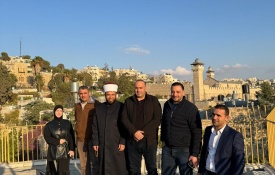 وزير الأوقاف يزور مقر لجنة إعمار البلدة القديمة ويؤكد على دعم التواجد في الحرم الإبراهيمي الشريف ومتابعة القضايا المشتركة لتعزيز صمود السكان 