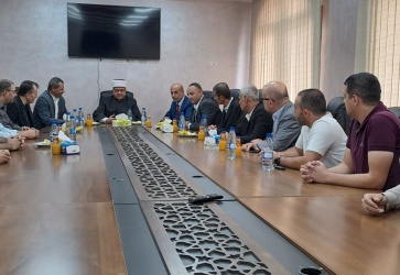 صور//خلال قيام سماحة الشيخ حاتم البكري وزير الأوقاف والشؤون الدينية ظهر اليوم بزيارة تفقدية للجنة زكاة السموع ولقاء رئيسها السيد نعيم البدارين وأعضاء اللجنة.&nbsp;