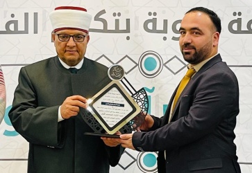 سماحة الشيخ حاتم البكري وزير الأوقاف والشؤون الدينية خلال تكريم الفائزين في مسابقة برنامج " سيد القراء " الموسم الأول يوم أمس الأربعاء وذلك بالتعاون مع إذاعة عروبة والتي أقيمت خلال شهر رمضان المبارك.