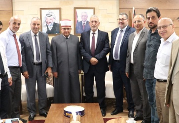 سماحة الشيخ حاتم البكري وزير الأوقاف والشؤون الدينية والوفد المرافق خلال لقاء وزير الحكم المحلي المهندس مجدي الصالح