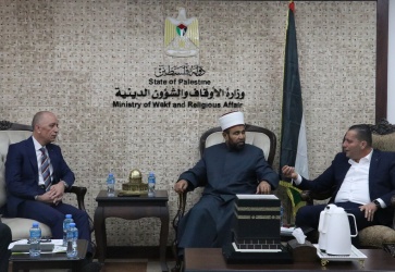 الأوقاف تبحث سبل حماية وتسجيل الأراضي الوقفية مع هيئة تسوية الأراضي وسلطة الأراضي