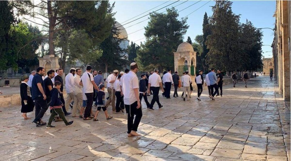 مستوطنون متطرفون  يقتحمون باحات المسجد الأقصى المبارك.