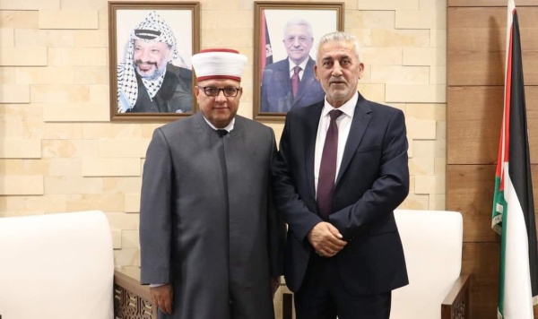  سماحة الشيخ حاتم البكري وزير الأوقاف والشؤون الدينية والوفد المرافق خلال لقاء وزير الحكم المحلي المهندس مجدي الصالح