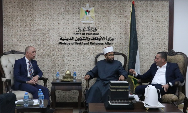 الأوقاف تبحث سبل حماية وتسجيل الأراضي الوقفية مع هيئة تسوية الأراضي وسلطة الأراضي 