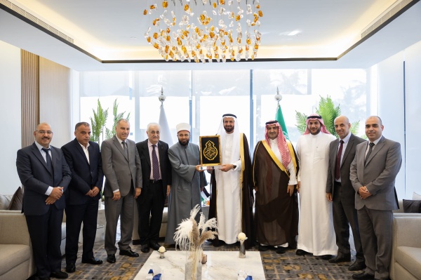 وزير الأوقاف والشؤون الدينية يبحث ترتيبات موسم الحج القادم مع وزير الحج والعمرة السعودي