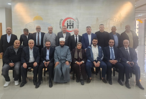 الوزير نجم يزور المستشفى الأهلي ويتفقد أهالي وجرحى غزة في الخليل