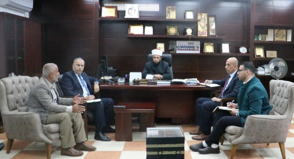 وزير الأوقاف يترأس اجتماعاً لتدارس أوضاع الحرم الإبراهيمي